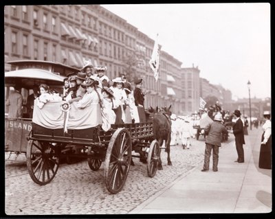 Vista de mujeres jóvenes en un carro en el desfile de limpiadores de calles en la calle 34 cerca de la 4ª Avenida, Nueva York, 1896 de Byron Company